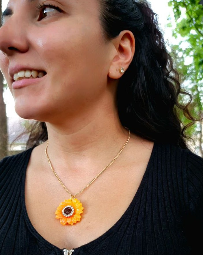 Vibrante collar de pedrería de margarita de gerbera naranja, símbolo de felicidad, joyería alegre, regalo para amantes de la naturaleza, sol y colgante de positividad