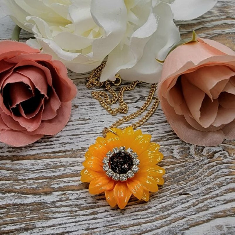 Vibrante collar de pedrería de margarita de gerbera naranja, símbolo de felicidad, joyería alegre, regalo para amantes de la naturaleza, sol y colgante de positividad