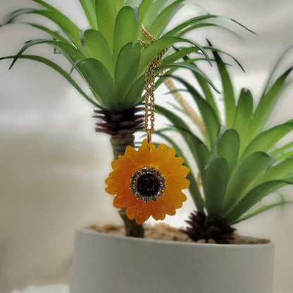 Vibrante collar de pedrería de margarita de gerbera naranja, símbolo de felicidad, joyería alegre, regalo para amantes de la naturaleza, sol y colgante de positividad