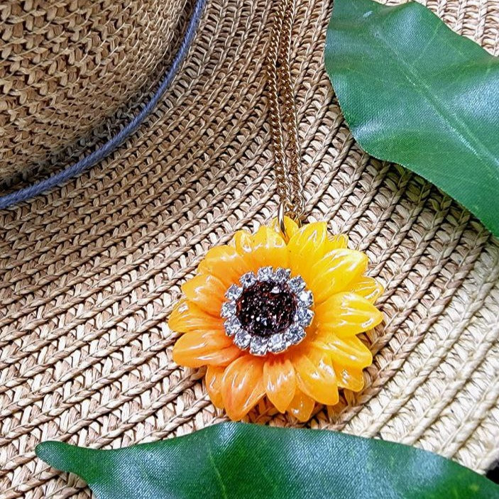 Vibrante collar de pedrería de margarita de gerbera naranja, símbolo de felicidad, joyería alegre, regalo para amantes de la naturaleza, sol y colgante de positividad