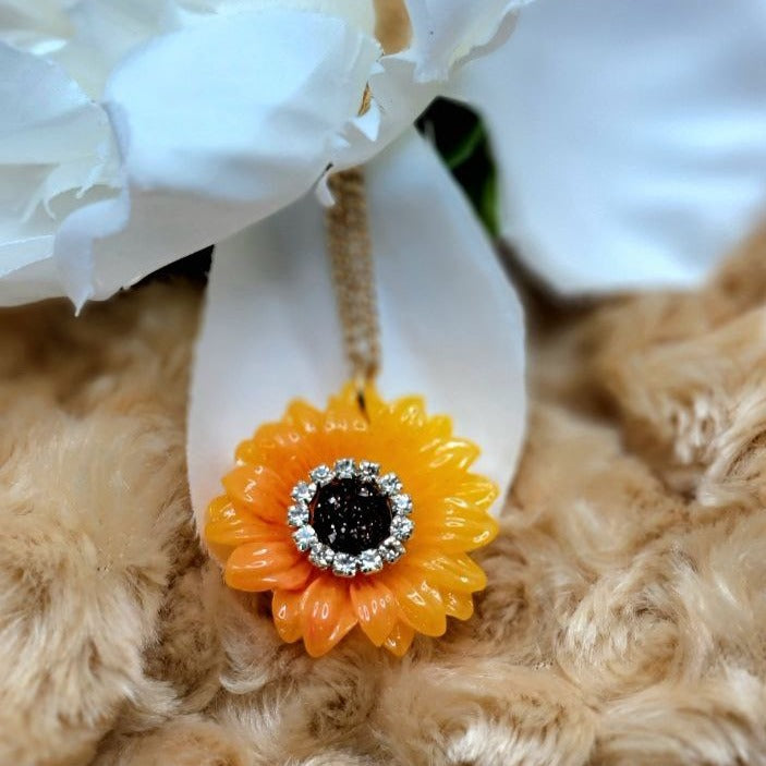 Vibrante collar de pedrería de margarita de gerbera naranja, símbolo de felicidad, joyería alegre, regalo para amantes de la naturaleza, sol y colgante de positividad