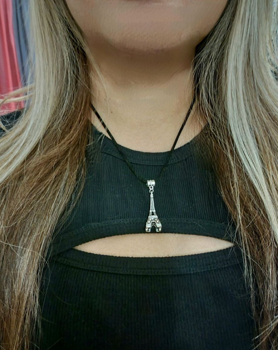 Tour Eiffel avec collier gravé « France », jeton d’amour de rêve parisien, bijoux romantiques sur le thème de Paris, accessoire Français, cadeau de voyageur du monde