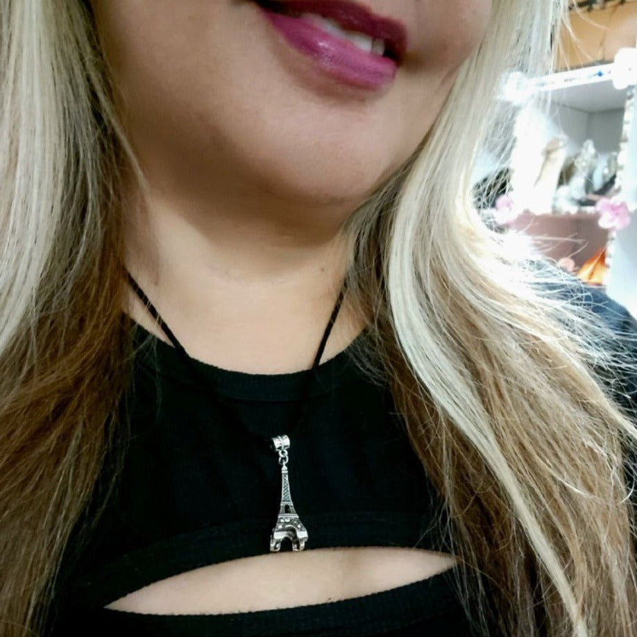 Tour Eiffel avec collier gravé « France », jeton d’amour de rêve parisien, bijoux romantiques sur le thème de Paris, accessoire Français, cadeau de voyageur du monde