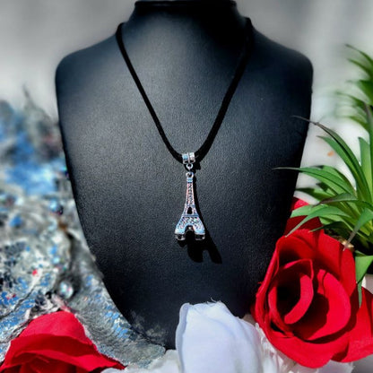 Tour Eiffel avec collier gravé « France », jeton d’amour de rêve parisien, bijoux romantiques sur le thème de Paris, accessoire Français, cadeau de voyageur du monde