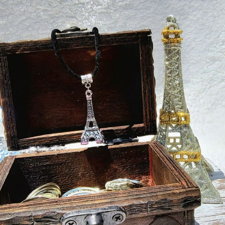 Tour Eiffel avec collier gravé « France », jeton d’amour de rêve parisien, bijoux romantiques sur le thème de Paris, accessoire Français, cadeau de voyageur du monde