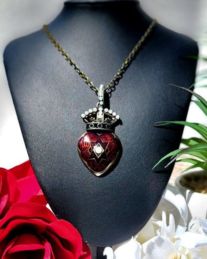 Collier coeur rouge couronné clouté de perles, élégance esthétique gothique sur le thème vintage, accessoire de mode inspiré du monarque, style héritage royal