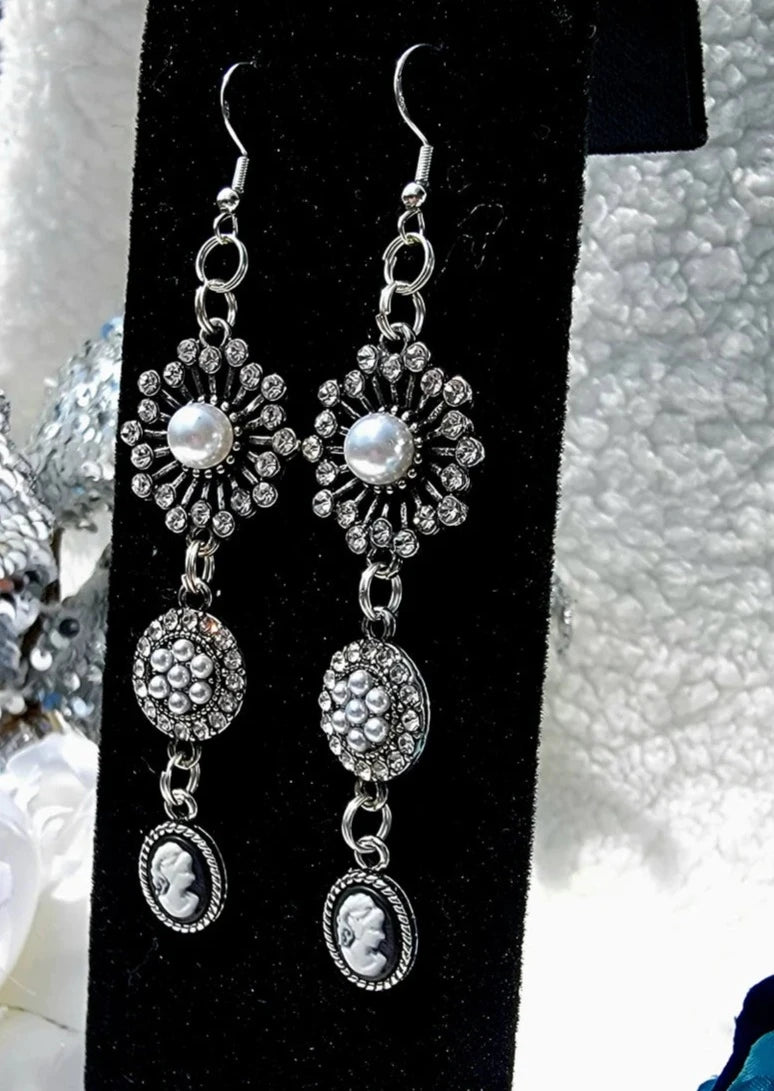 Boucles d'oreilles élégantes en forme de camée et de perles, design Sunburst d'inspiration vintage, élégance intemporelle avec une touche moderne, goutte élégante pour un style sophistiqué.