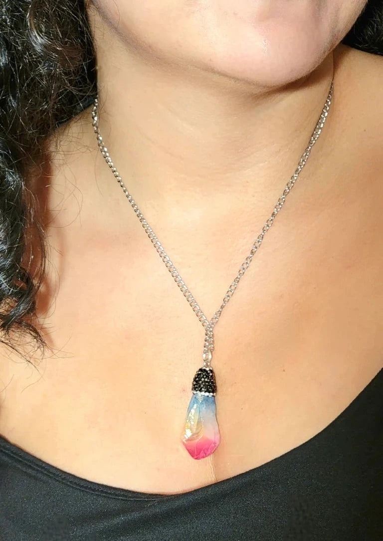 Collier de balle en cristal rose, glamour éthéré pour un usage quotidien, pièce de bijoux unique et rayonnante, pendentif captivant accrocheur