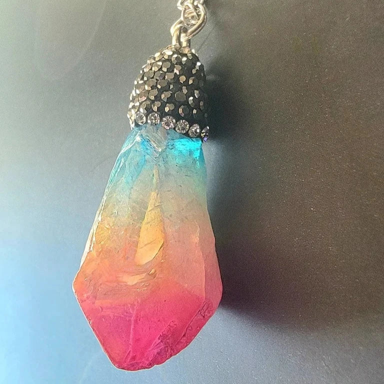 Collier de balle en cristal rose, glamour éthéré pour un usage quotidien, pièce de bijoux unique et rayonnante, pendentif captivant accrocheur