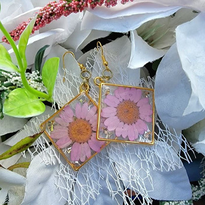 Pendiente de flor de margarita rosa seleccionado a mano, diseño floral de elegancia atemporal, delicadas joyas de flores de primavera, accesorio de resina preservada por la naturaleza