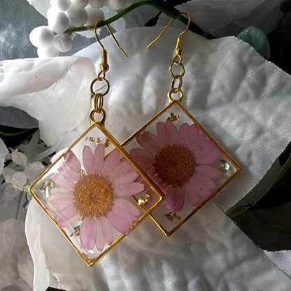 Pendiente de flor de margarita rosa seleccionado a mano, diseño floral de elegancia atemporal, delicadas joyas de flores de primavera, accesorio de resina preservada por la naturaleza