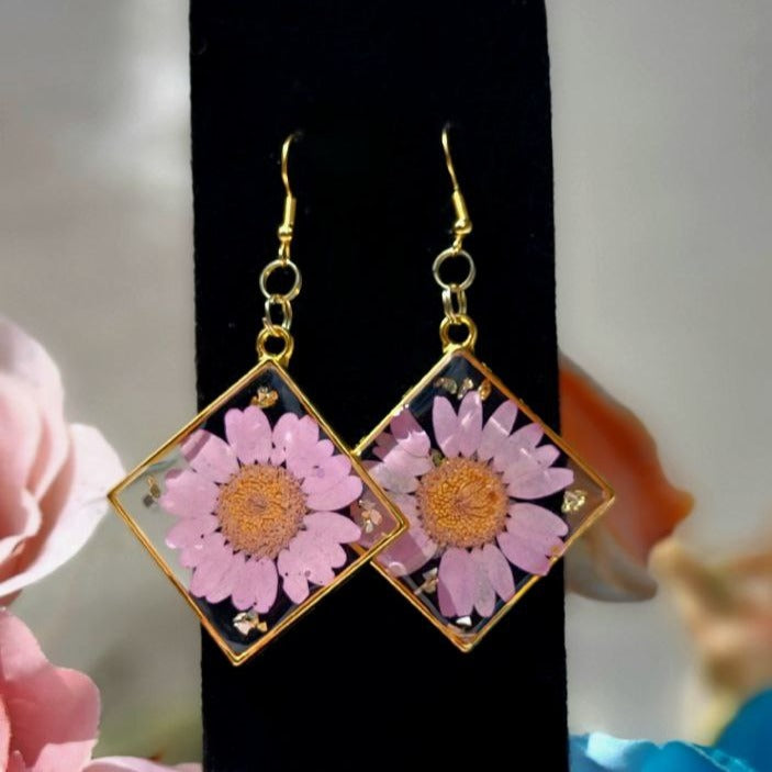 Boucle d’oreille en fleur de marguerite rose triée sur le volet, design floral d’élégance intemporelle, bijoux délicats en fleurs de printemps, accessoire en résine préservée par la nature