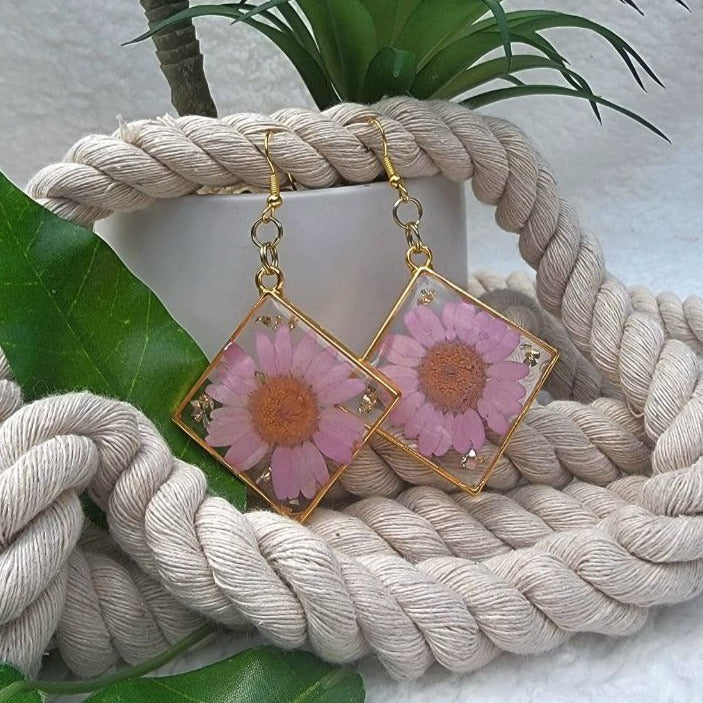 Boucle d’oreille en fleur de marguerite rose triée sur le volet, design floral d’élégance intemporelle, bijoux délicats en fleurs de printemps, accessoire en résine préservée par la nature