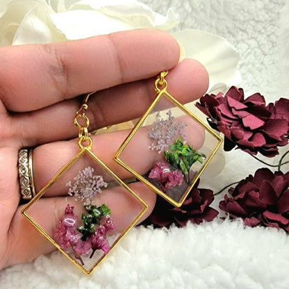 Pendiente de declaración de flores rosas, accesorio de floración de jardín ingenioso, diseño de mosaico inspirado en la naturaleza, joyería botánica, regalo perfecto amante de la naturaleza