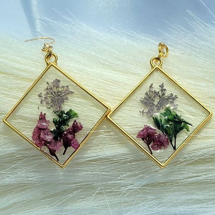 Pendiente de declaración de flores rosas, accesorio de floración de jardín ingenioso, diseño de mosaico inspirado en la naturaleza, joyería botánica, regalo perfecto amante de la naturaleza