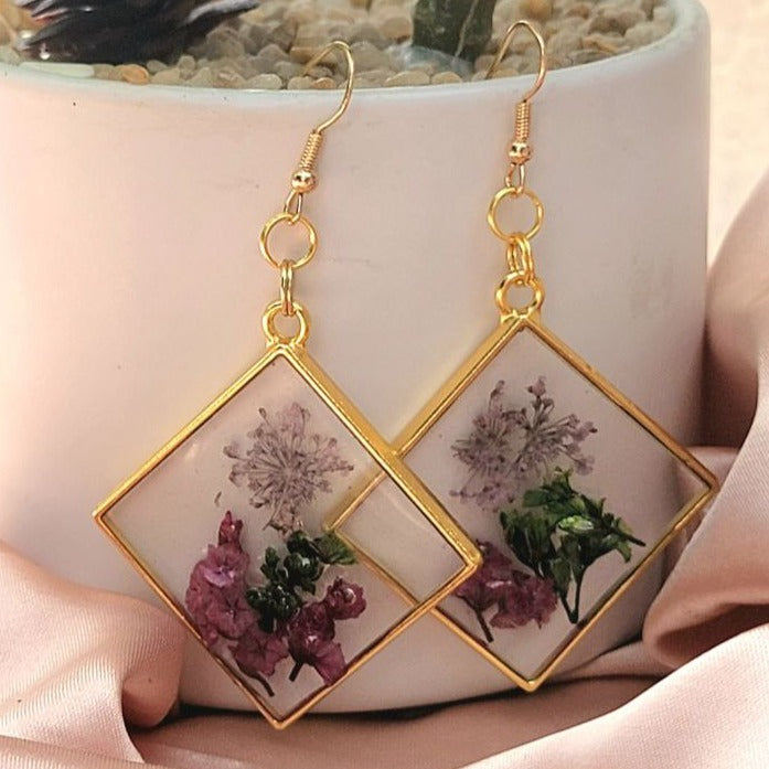 Pendiente de declaración de flores rosas, accesorio de floración de jardín ingenioso, diseño de mosaico inspirado en la naturaleza, joyería botánica, regalo perfecto amante de la naturaleza