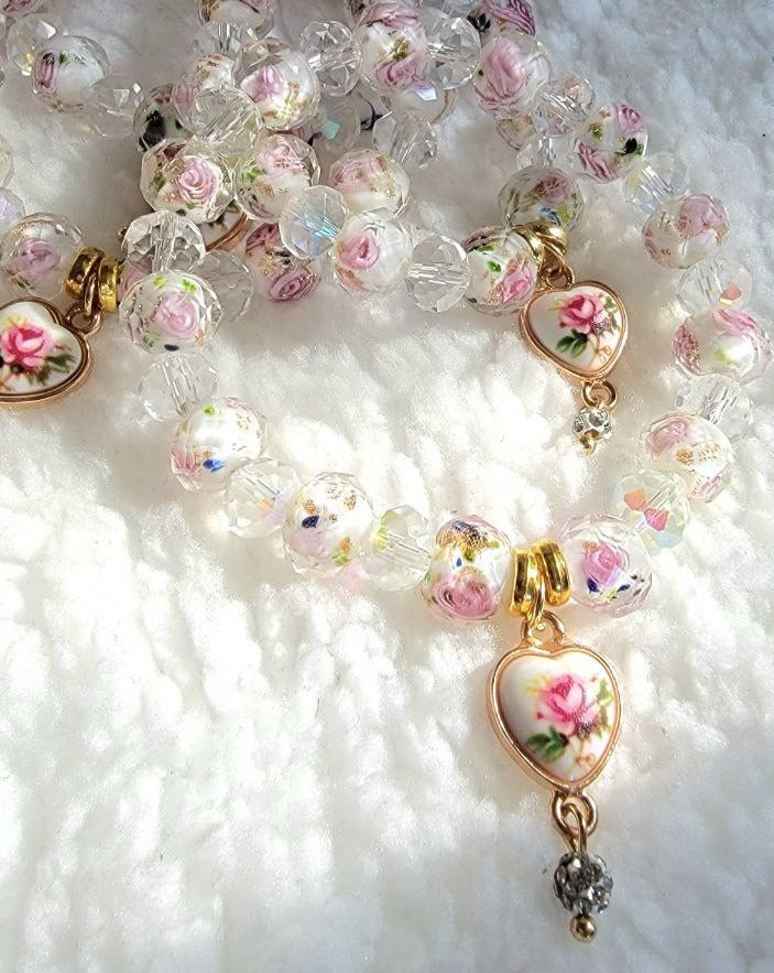 Bracelet en verre rose rose fait à la main, cadeau de demoiselle d’honneur élégant, accessoire perlé floral romantique, bijoux de mariée avec charme vintage