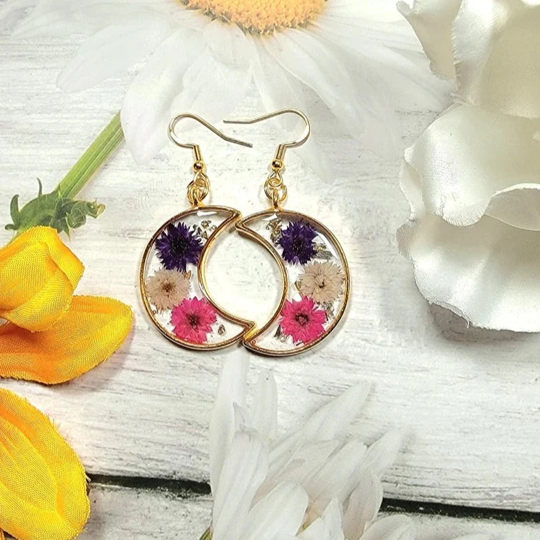 Mini marguerites vibrantes dans des boucles d’oreilles en croissant de lune, bijoux inspirés de la nature printemps et été, fabriqués à la main et conçus avec élégance pour des occasions spéciales