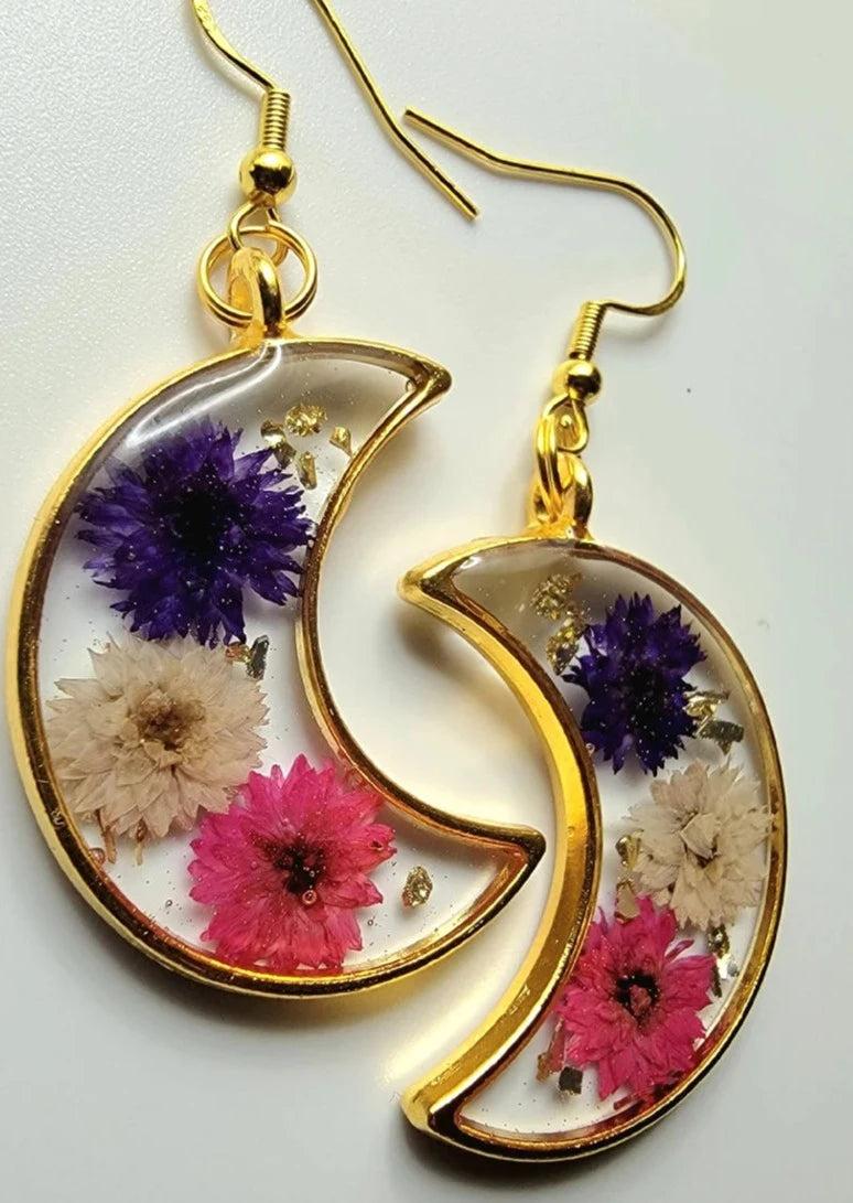 Mini marguerites vibrantes dans des boucles d’oreilles en croissant de lune, bijoux inspirés de la nature printemps et été, fabriqués à la main et conçus avec élégance pour des occasions spéciales