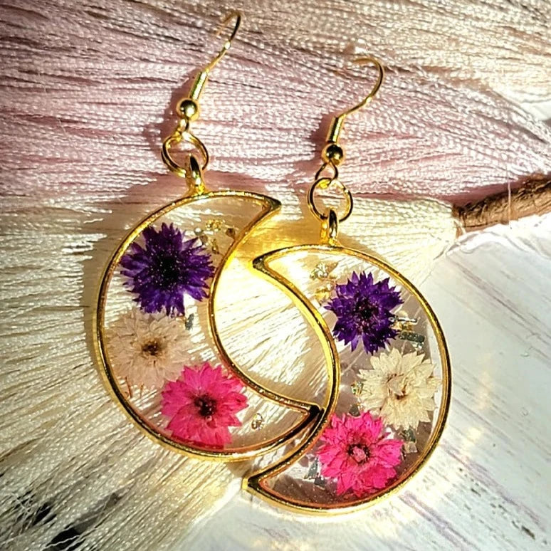 Mini marguerites vibrantes dans des boucles d’oreilles en croissant de lune, bijoux inspirés de la nature printemps et été, fabriqués à la main et conçus avec élégance pour des occasions spéciales