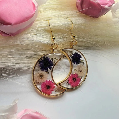 Mini marguerites vibrantes dans des boucles d’oreilles en croissant de lune, bijoux inspirés de la nature printemps et été, fabriqués à la main et conçus avec élégance pour des occasions spéciales