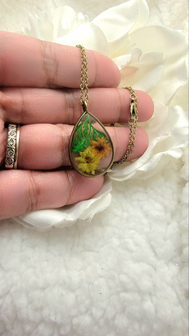 Antique Gold Wildflower Pendant Necklace, Timeless Fashion & Nature Fusion Jewelry