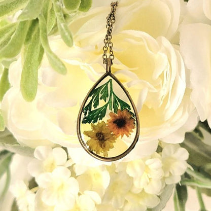 Pendentif antique de fleurs sauvages en or, fusion mode et nature intemporelle, collier artistique en forme de larme, élégance florale pressée à la main, inspiration vintage