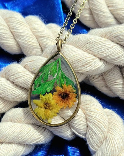 Pendentif antique de fleurs sauvages en or, fusion mode et nature intemporelle, collier artistique en forme de larme, élégance florale pressée à la main, inspiration vintage