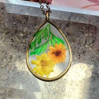 Pendentif antique de fleurs sauvages en or, fusion mode et nature intemporelle, collier artistique en forme de larme, élégance florale pressée à la main, inspiration vintage