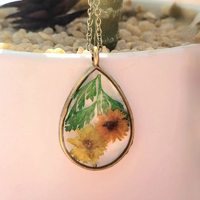 Pendentif antique de fleurs sauvages en or, fusion mode et nature intemporelle, collier artistique en forme de larme, élégance florale pressée à la main, inspiration vintage