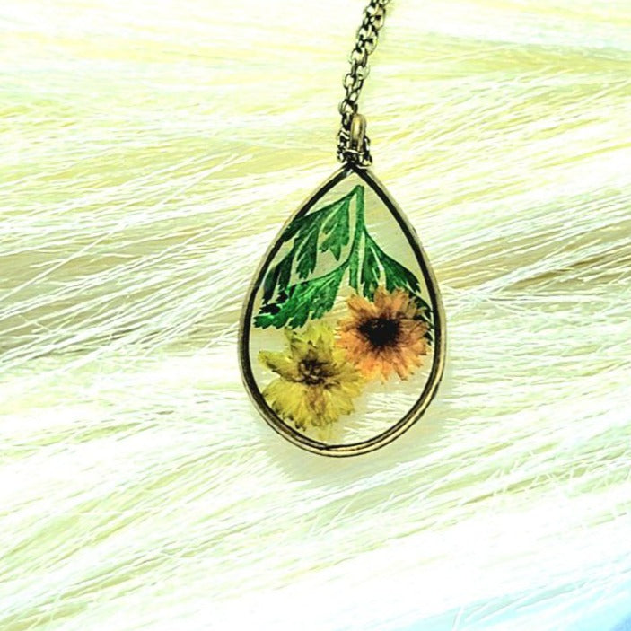 Antique Gold Wildflower Pendant Necklace, Timeless Fashion & Nature Fusion Jewelry