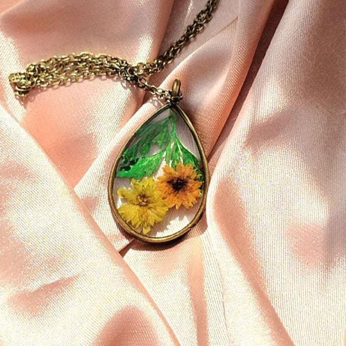 Antique Gold Wildflower Pendant Necklace, Timeless Fashion & Nature Fusion Jewelry