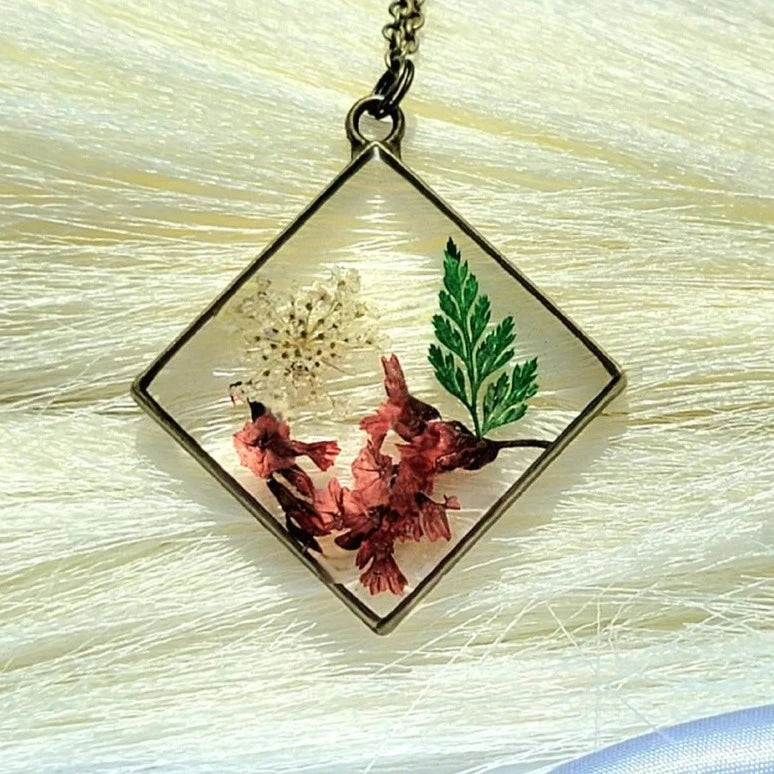 Collier de vraies fleurs de limonium rouge pressé, bijoux botaniques d’inspiration vintage, feuillage éternel dans un cadre en résine claire, botanique unique