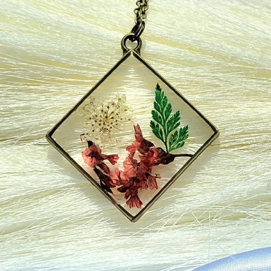 Collar de flores reales de limonium rojo prensado, joyería botánica de inspiración vintage, follaje eterno en un entorno de resina transparente, botánico único