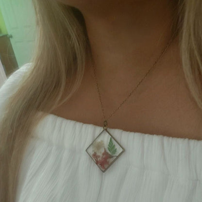 Collier de vraies fleurs de limonium rouge pressé, bijoux botaniques d’inspiration vintage, feuillage éternel dans un cadre en résine claire, botanique unique