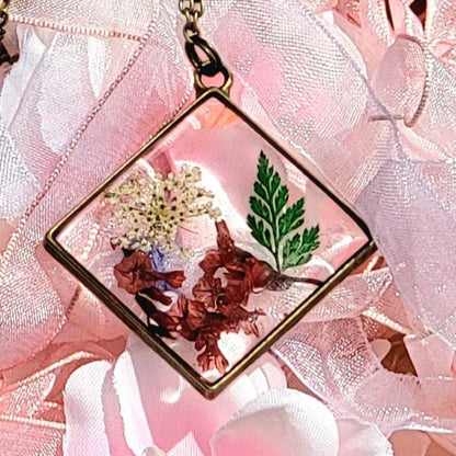 Collier de vraies fleurs de limonium rouge pressé, bijoux botaniques d’inspiration vintage, feuillage éternel dans un cadre en résine claire, botanique unique