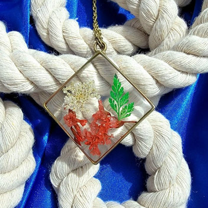 Collar de flores reales de limonium rojo prensado, joyería botánica de inspiración vintage, follaje eterno en un entorno de resina transparente, botánico único