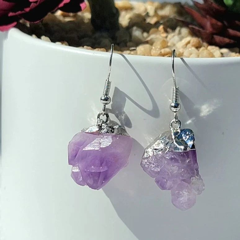 Pendiente de amatista púrpura cruda natural, piedra de nacimiento de febrero, joyería inspirada en la naturaleza, joyería de piedras preciosas de cristal, colgante boho único hecho a mano