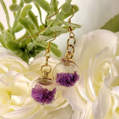 Vraies fleurs violettes séchées dans une boucle d’oreille globe, goutte de verre unique, bijoux écologiques, cadeau romantique unique, cadeau pour les amoureux de la nature