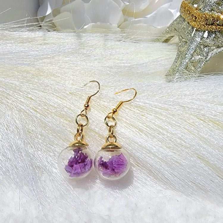 Vraies fleurs violettes séchées dans une boucle d’oreille globe, goutte de verre unique, bijoux écologiques, cadeau romantique unique, cadeau pour les amoureux de la nature