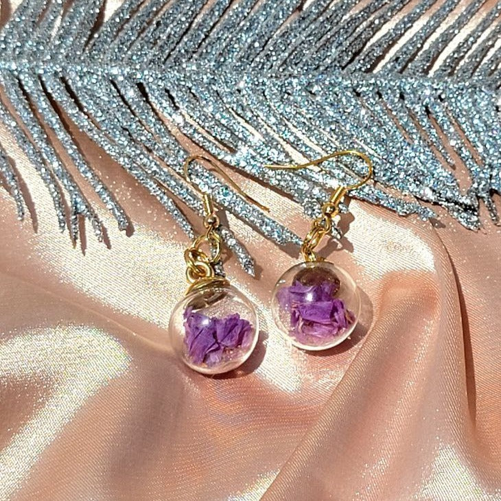 Vraies fleurs violettes séchées dans une boucle d’oreille globe, goutte de verre unique, bijoux écologiques, cadeau romantique unique, cadeau pour les amoureux de la nature