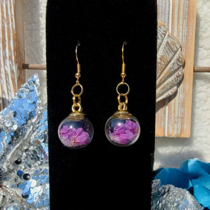 Vraies fleurs violettes séchées dans une boucle d’oreille globe, goutte de verre unique, bijoux écologiques, cadeau romantique unique, cadeau pour les amoureux de la nature