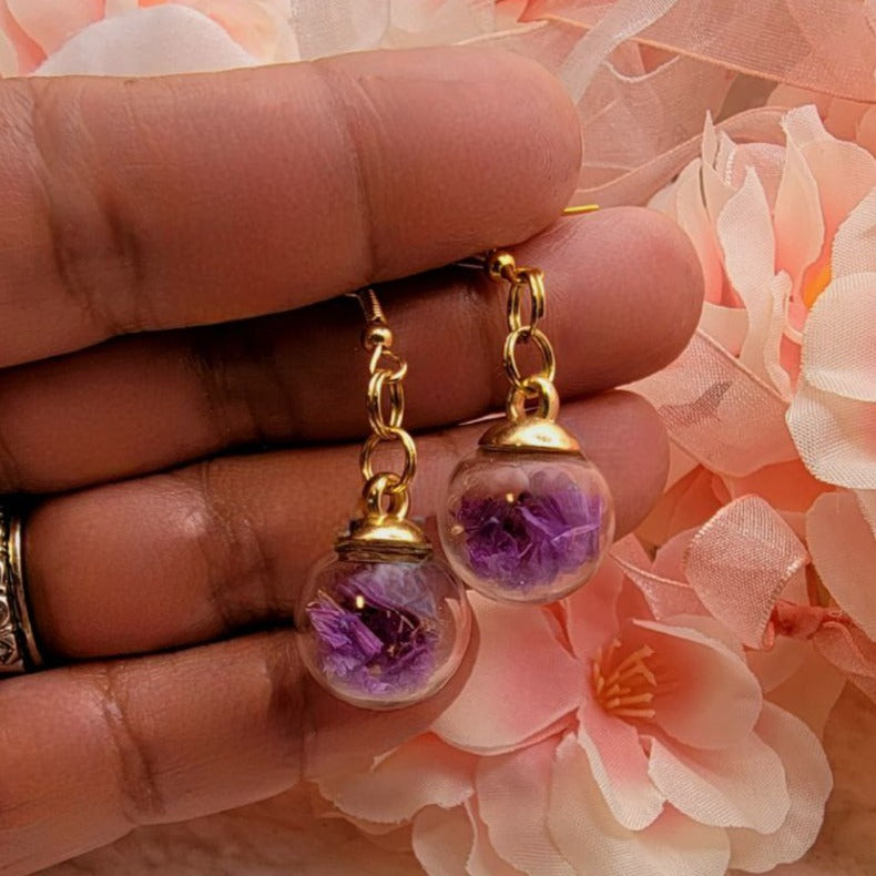 Vraies fleurs violettes séchées dans une boucle d’oreille globe, goutte de verre unique, bijoux écologiques, cadeau romantique unique, cadeau pour les amoureux de la nature