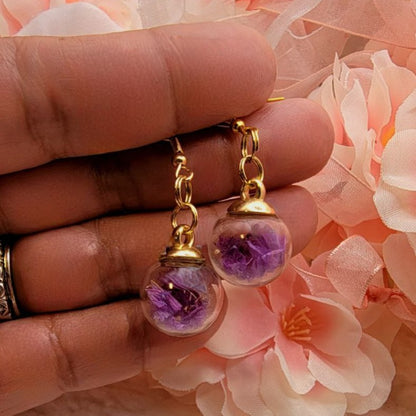 Vraies fleurs violettes séchées dans une boucle d’oreille globe, goutte de verre unique, bijoux écologiques, cadeau romantique unique, cadeau pour les amoureux de la nature