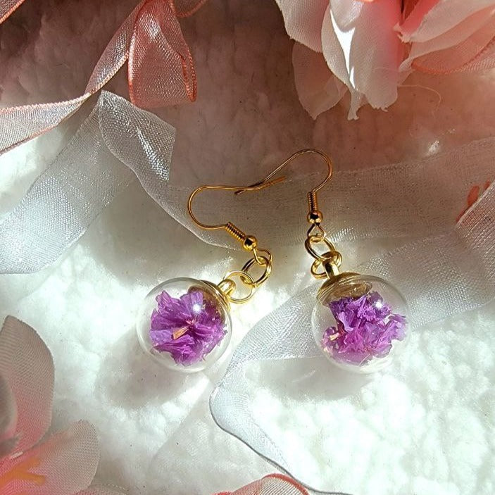 Vraies fleurs violettes séchées dans une boucle d’oreille globe, goutte de verre unique, bijoux écologiques, cadeau romantique unique, cadeau pour les amoureux de la nature