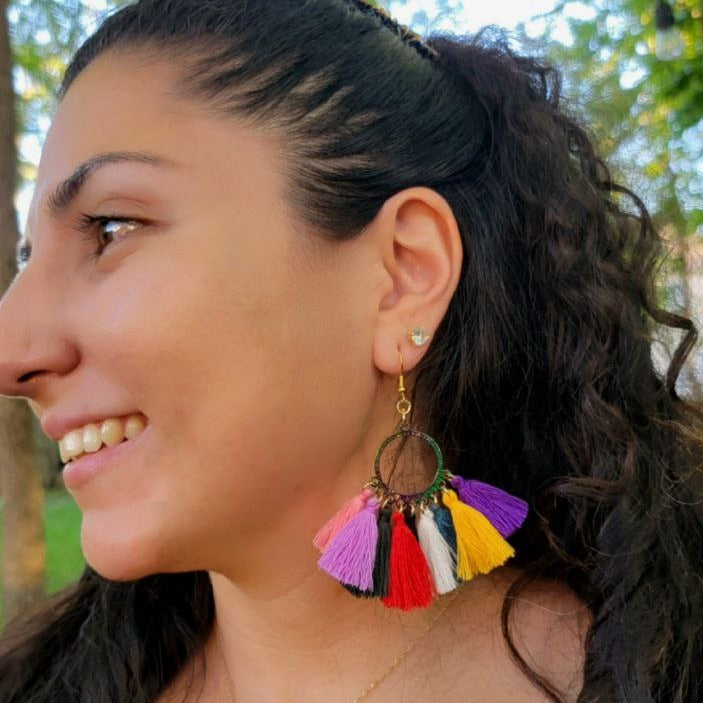 Pendiente de borla Mardi Gras, joyería de espectro lúdico, pieza de declaración de moda de verano, colgante ligero de arco iris, accesorio colorido vivaz