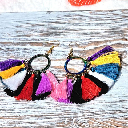 Pendiente de borla Mardi Gras, joyería de espectro lúdico, pieza de declaración de moda de verano, colgante ligero de arco iris, accesorio colorido vivaz