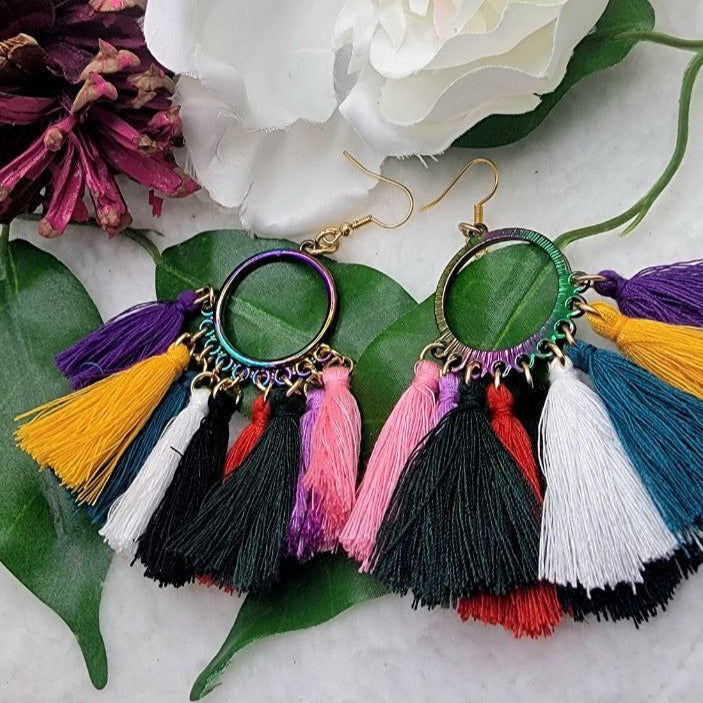 Boucle d’oreille à pompons du Mardi Gras, bijoux à spectre ludique, pièce de déclaration de mode d’été, pendentif arc-en-ciel léger, accessoire coloré vivace