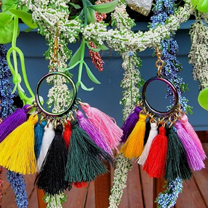 Pendiente de borla Mardi Gras, joyería de espectro lúdico, pieza de declaración de moda de verano, colgante ligero de arco iris, accesorio colorido vivaz