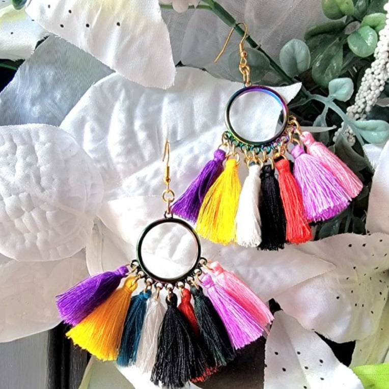 Pendiente de borla Mardi Gras, joyería de espectro lúdico, pieza de declaración de moda de verano, colgante ligero de arco iris, accesorio colorido vivaz